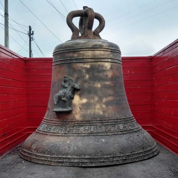 Campana grande antigua